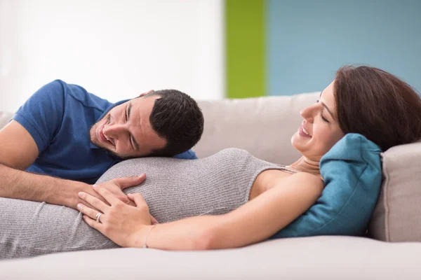Feliz Futuro Papá Escuchando Vientre Esposa Embarazada Mientras Relaja Sofá —  Fotos de Stock