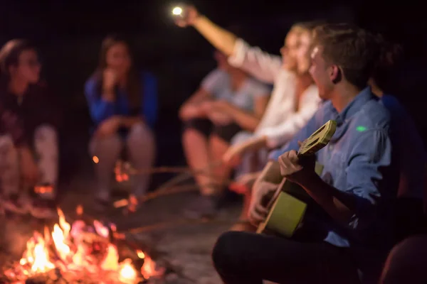 Groupe Jeunes Amis Heureux Détendre Profiter Soirée Été Autour Feu — Photo