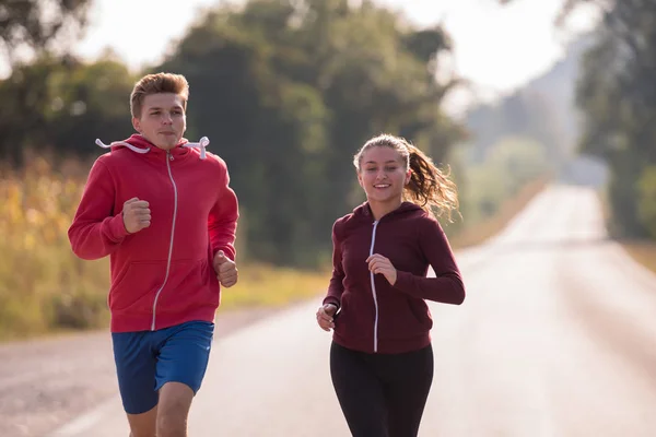 Unga Par Njuter Hälsosam Livsstil Medan Jogging Längs Landsväg Motion — Stockfoto