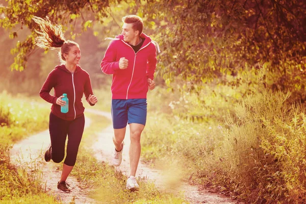 Unga Par Njuter Hälsosam Livsstil Medan Jogging Längs Landsväg Motion — Stockfoto