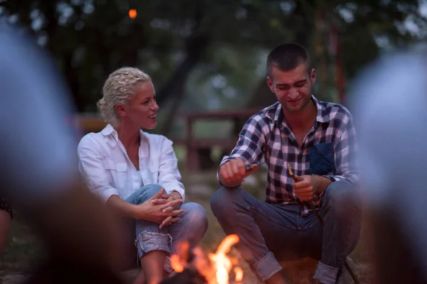 Grupo Jovens Amigos Felizes Relaxando Desfrutando Noite Verão Torno Fogueira — Fotografia de Stock