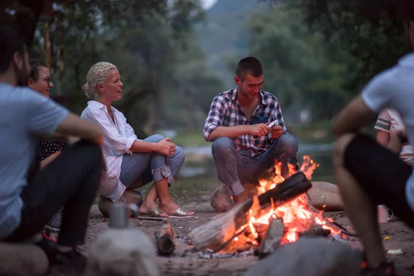 Groupe Jeunes Amis Heureux Détendre Profiter Soirée Été Autour Feu — Photo