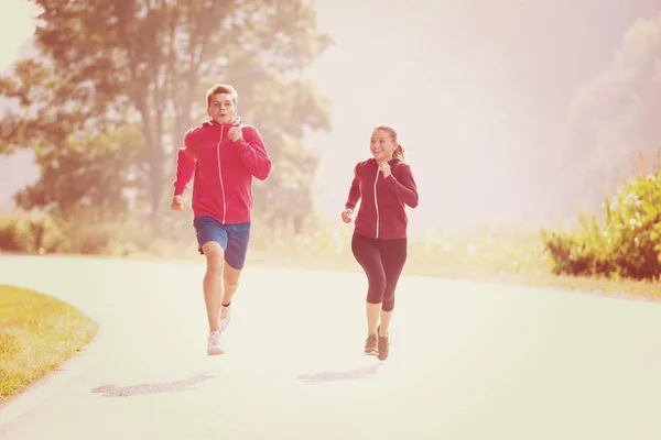 Unga Par Njuter Hälsosam Livsstil Medan Jogging Längs Landsväg Motion — Stockfoto