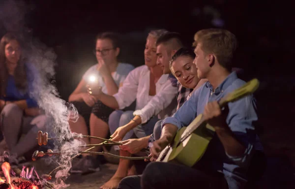 Grupo Jovens Amigos Felizes Relaxando Desfrutando Noite Verão Torno Fogueira — Fotografia de Stock