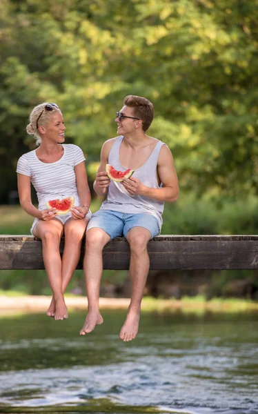 Verliebte Paare Genießen Wassermelone Während Sie Auf Der Holzbrücke Über — Stockfoto