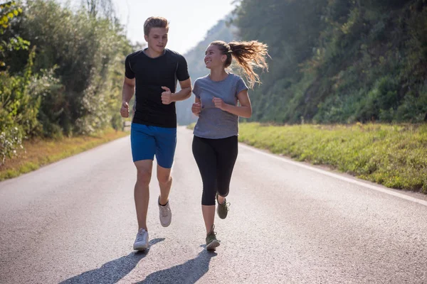 Mladý Pár Těší Zdravém Životním Stylu Při Joggingu Venkovské Silnici — Stock fotografie