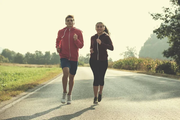 Jovem Casal Desfrutando Estilo Vida Saudável Enquanto Corre Longo Uma — Fotografia de Stock