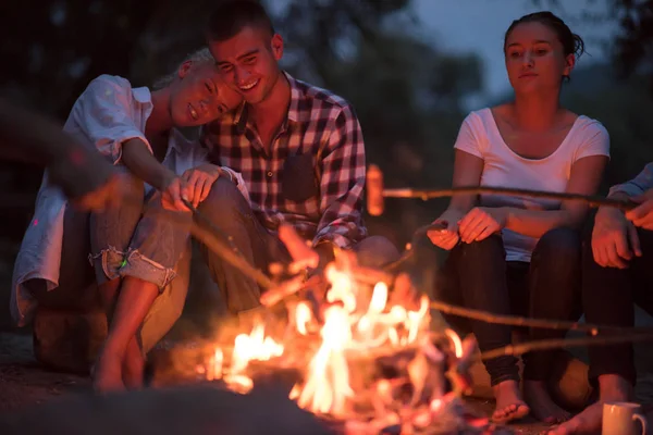 Grupo Jóvenes Amigos Felices Relajarse Disfrutar Noche Verano Alrededor Fogata —  Fotos de Stock