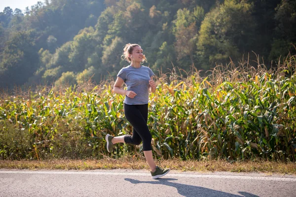 Fiatal Élvezi Egészséges Életmód Miközben Jogging Country Road Testmozgás Fitness — Stock Fotó