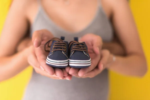 Genç Hamile Çift Yeni Doğmuş Bebek Patiği Holding — Stok fotoğraf