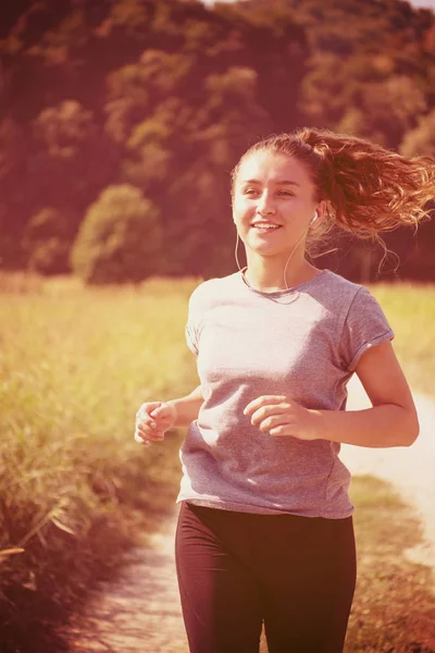 Jovem Mulher Desfrutando Estilo Vida Saudável Enquanto Corre Longo Uma — Fotografia de Stock