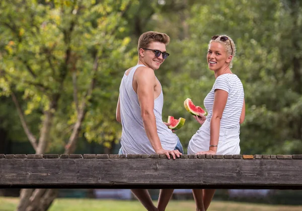 Verliebte Paare Genießen Wassermelone Während Sie Auf Der Holzbrücke Über — Stockfoto