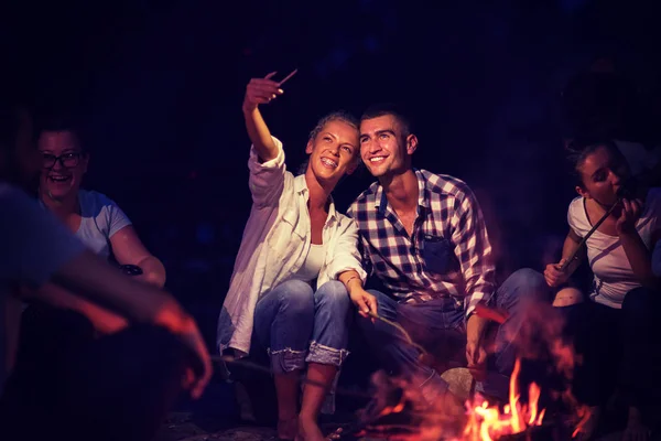 Grupo Jóvenes Amigos Felices Relajarse Disfrutar Noche Verano Alrededor Fogata — Foto de Stock