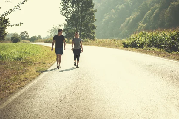 Unga Par Njuter Hälsosam Livsstil Medan Jogging Längs Landsväg Motion — Stockfoto