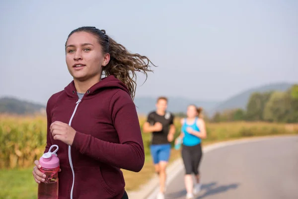 Gruppo Giovani Che Fanno Jogging Sui Corridori Campagna Che Corrono — Foto Stock