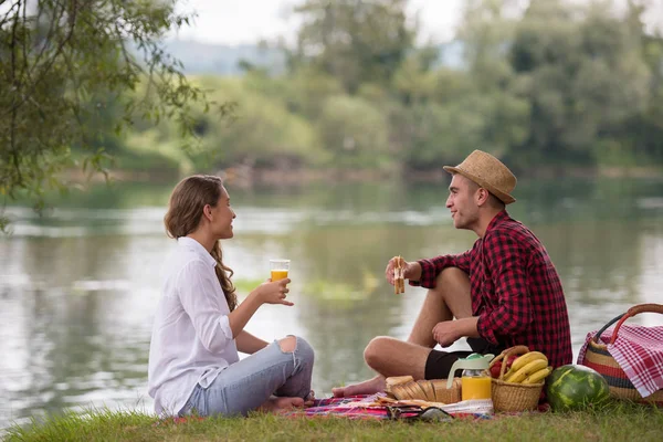 Pár Lásce Piknik Čas Pití Jídlo Krásné Přírodě Břehu Řeky — Stock fotografie