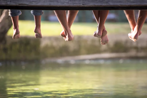 Groep Van Mensen Zitten Houten Brug Rivier Met Een Focus — Stockfoto