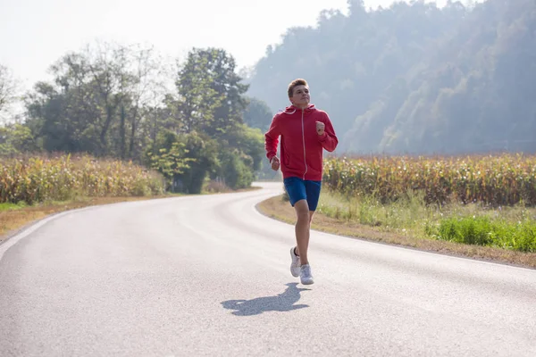 Joven Disfrutando Estilo Vida Saludable Mientras Trota Largo Camino Campo —  Fotos de Stock