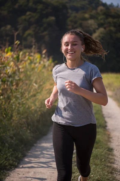 Jovem Mulher Desfrutando Estilo Vida Saudável Enquanto Corre Longo Uma — Fotografia de Stock