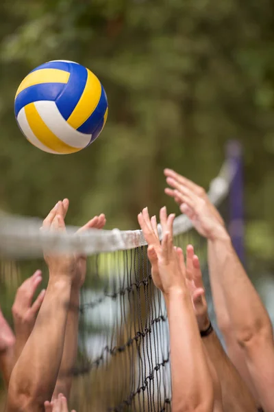 Grupp Unga Vänner Som Spelar Beachvolleyboll Vacker Natur Stranden Floden — Stockfoto