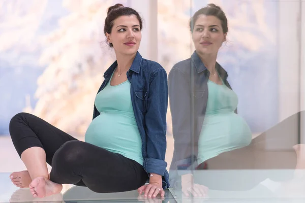 Happy Těhotná Žena Užívat Těhotenství Relaxační Doma Sedět Podlaze — Stock fotografie