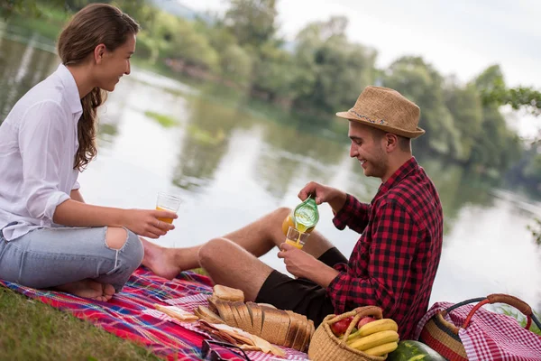 Pár Lásce Piknik Čas Pití Jídlo Krásné Přírodě Břehu Řeky — Stock fotografie