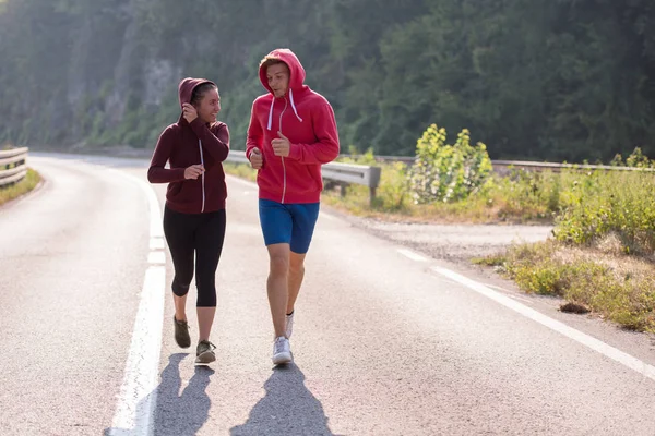 Unga Par Njuter Hälsosam Livsstil Medan Jogging Längs Landsväg Motion — Stockfoto