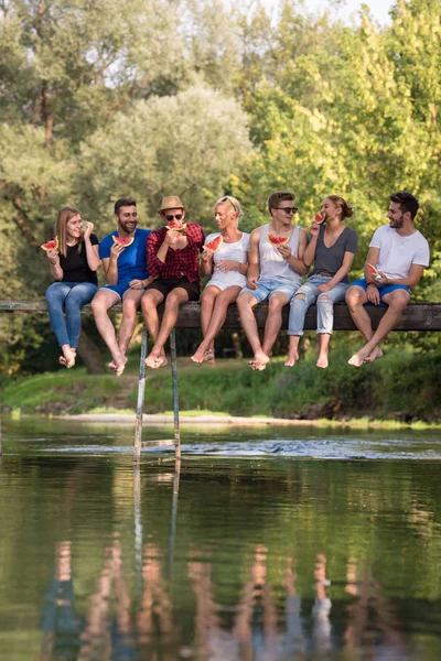 Grup Genç Arkadaşlar Nehri Güzel Doğada Ahşap Köprü Otururken Karpuz — Stok fotoğraf