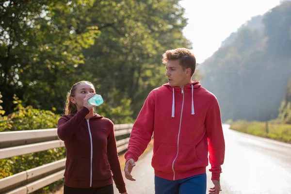 Jovem Casal Desfrutando Estilo Vida Saudável Enquanto Corre Longo Uma — Fotografia de Stock