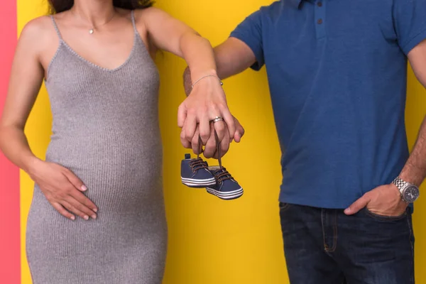 Jeune Couple Enceinte Tenant Des Chaussures Pour Nouveau — Photo