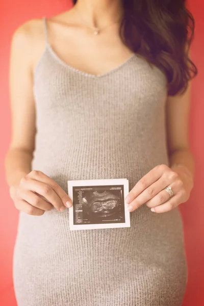 Lächelnde Schwangere Zeigt Ultraschallbild Ihres Ungeborenen Babys Isoliert Auf Rotem — Stockfoto