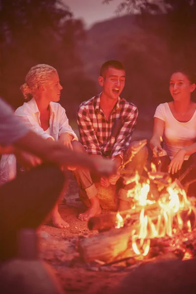 Grupo Jóvenes Amigos Felices Relajarse Disfrutar Noche Verano Alrededor Fogata —  Fotos de Stock