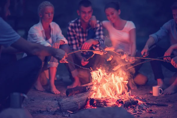 Groupe Jeunes Amis Heureux Détendre Profiter Soirée Été Autour Feu — Photo