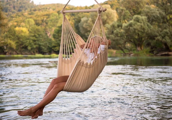 Mujer Rubia Joven Descansando Hamaca Mientras Disfruta Naturaleza Orilla Del —  Fotos de Stock