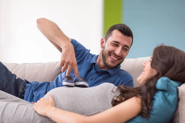 Gelukkige Zwangere Paar Ontspannen Banklaag Thuis — Stockfoto