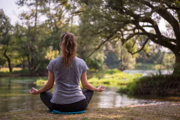 Donna Sana Rilassante Mentre Medita Esercizio Yoga Nella Splendida Natura — Foto Stock