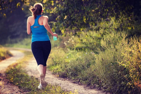 Mujer Joven Disfrutando Estilo Vida Saludable Mientras Trota Largo Camino —  Fotos de Stock