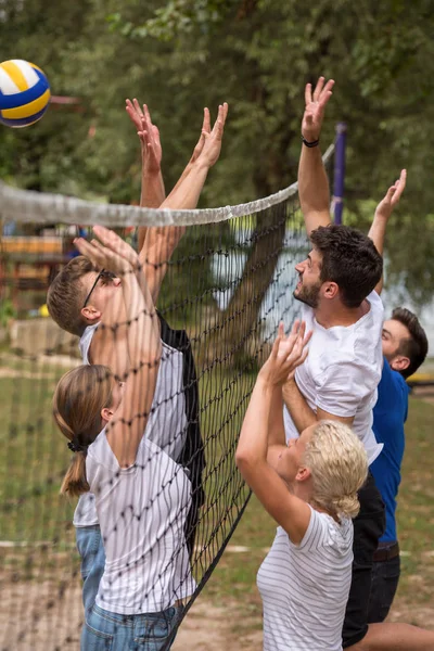 Groep Jonge Vrienden Die Beachvolleyballen Een Prachtige Natuur Aan Oever — Stockfoto