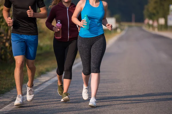 Grupa Młodych Ludzi Jogging Podismo Drogowego Kraju Działa Otwartej Drodze — Zdjęcie stockowe