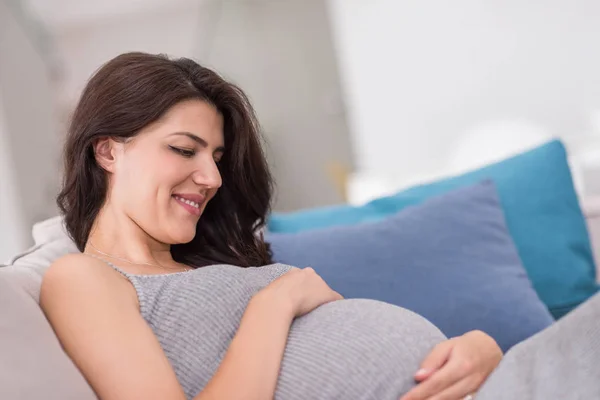 Ung Glad Gravid Kvinna Att Hålla Handen Magen Medan Sitter — Stockfoto