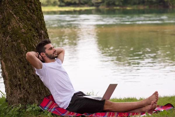 Joven Freelancer Usando Ordenador Portátil Mientras Trabaja Hermosa Naturaleza Bajo —  Fotos de Stock