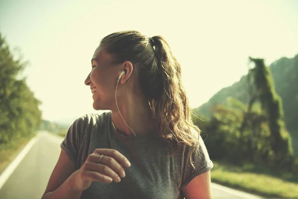 Jovem Mulher Desfrutando Estilo Vida Saudável Enquanto Corre Longo Uma — Fotografia de Stock