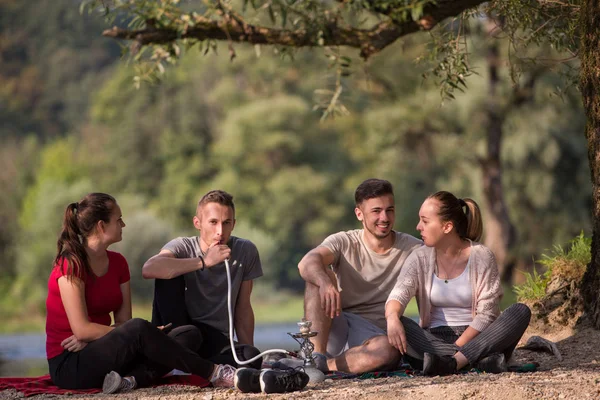 Grupp Unga Vänner Njuter Vacker Solig Dag Medan Röker Hookah — Stockfoto