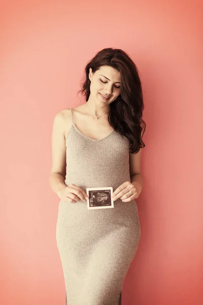 Mujer Embarazada Sonriente Mostrando Una Imagen Ultrasonido Bebé Nonato Aislado —  Fotos de Stock