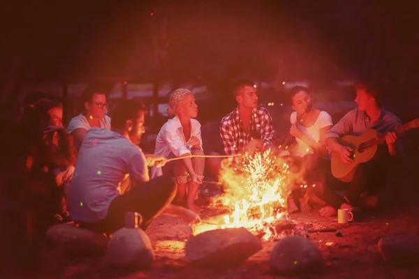 Grupo Jóvenes Amigos Felices Relajarse Disfrutar Noche Verano Alrededor Fogata — Foto de Stock