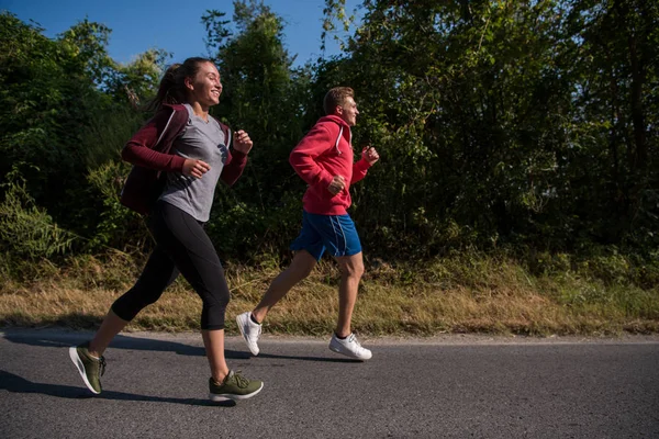 Pareja Joven Disfrutando Estilo Vida Saludable Mientras Trota Largo Camino — Foto de Stock