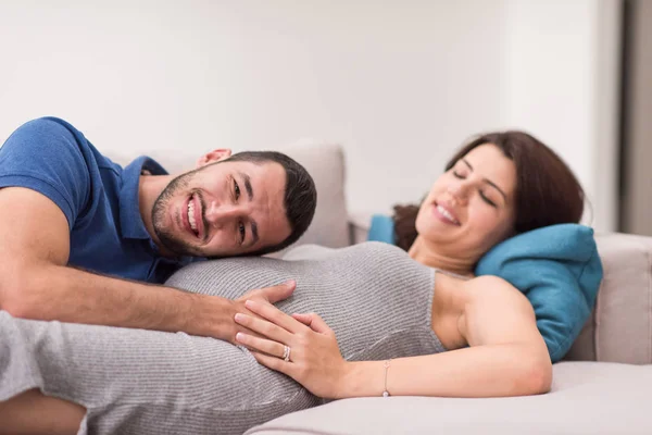 Feliz Futuro Papá Escuchando Vientre Esposa Embarazada Mientras Relaja Sofá — Foto de Stock