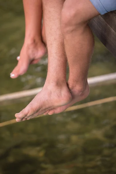 Groupe Personnes Assis Pont Bois Sur Rivière Avec Accent Sur — Photo