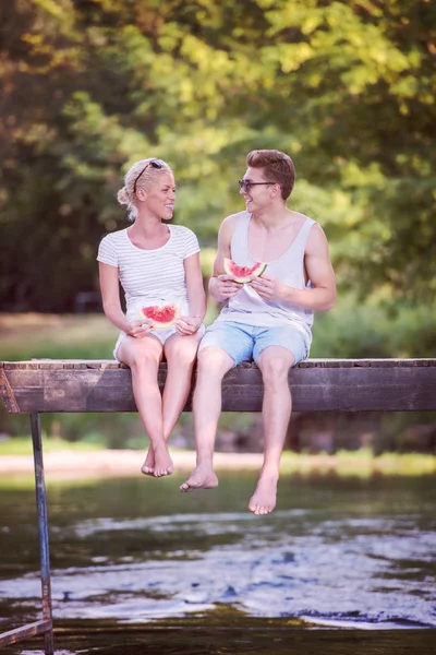 Verliebte Paare Genießen Wassermelone Während Sie Auf Der Holzbrücke Über — Stockfoto