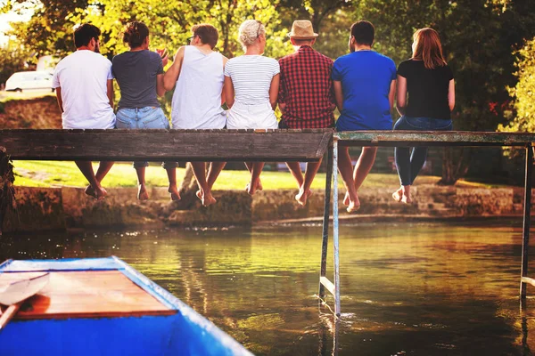 Gruppe Junger Freunde Genießt Wassermelone Während Sie Auf Der Hölzernen — Stockfoto